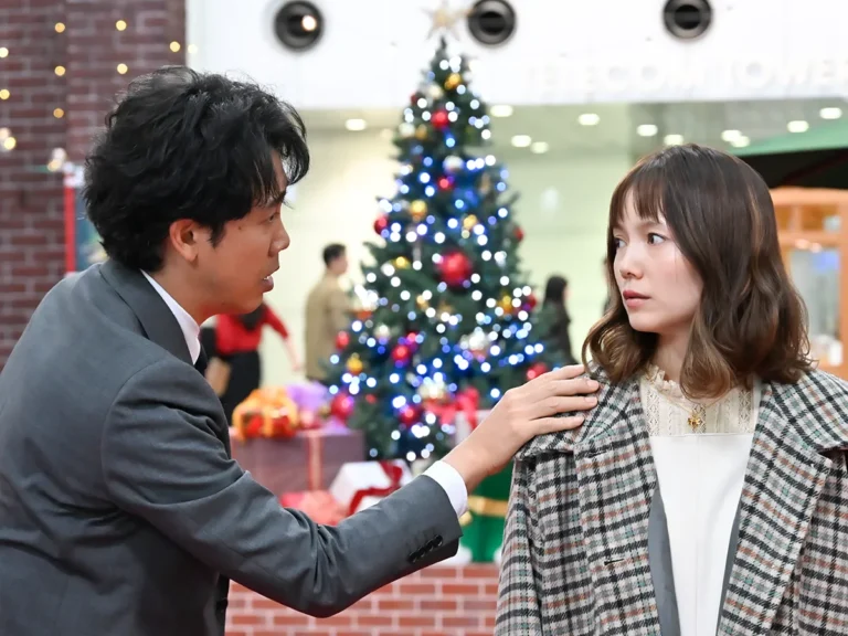 『ちょっとだけエスパー』に出演する大泉洋さんと宮﨑あおいさんが写る場面写真