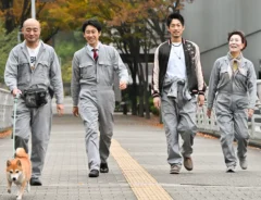 『ちょっとだけエスパー』に出演する大泉洋さんとディーン・フジオカさんなど4人が写る場面写真