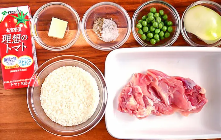 『トマトジュースの炊き込みチキンライス』の材料の写真（撮影：小泉明代）