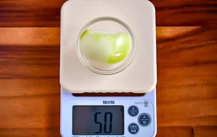 『トマトジュースの炊き込みチキンライス』を作る写真（撮影：小泉明代）