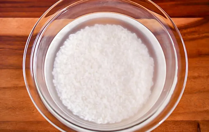 『トマトジュースの炊き込みチキンライス』を作る写真（撮影：小泉明代）