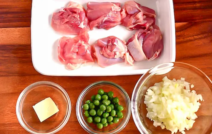 『トマトジュースの炊き込みチキンライス』を作る写真（撮影：小泉明代）