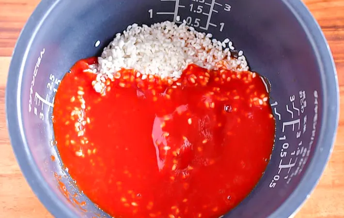 『トマトジュースの炊き込みチキンライス』を作る写真（撮影：小泉明代）