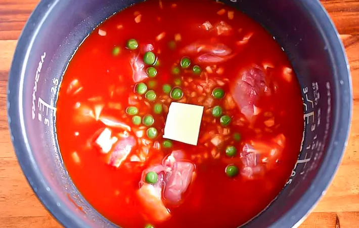 『トマトジュースの炊き込みチキンライス』を作る写真（撮影：小泉明代）