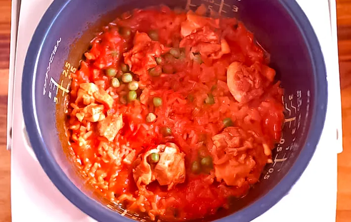 『トマトジュースの炊き込みチキンライス』を作る写真（撮影：小泉明代）