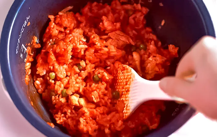 『トマトジュースの炊き込みチキンライス』を作る写真（撮影：小泉明代）