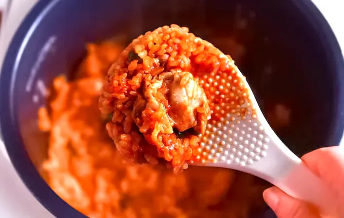 『トマトジュースの炊き込みチキンライス』を作る写真（撮影：小泉明代）