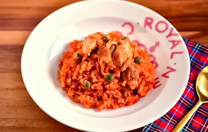 『トマトジュースの炊き込みチキンライス』の完成写真（撮影：小泉明代）