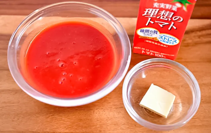 トマトジュースとバターの写真（撮影：小泉明代）