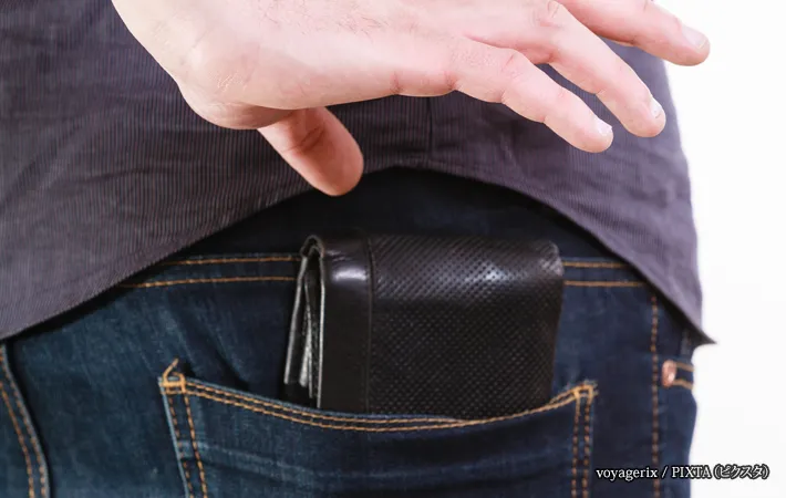 『ポケットの財布を盗もうとしている』写真