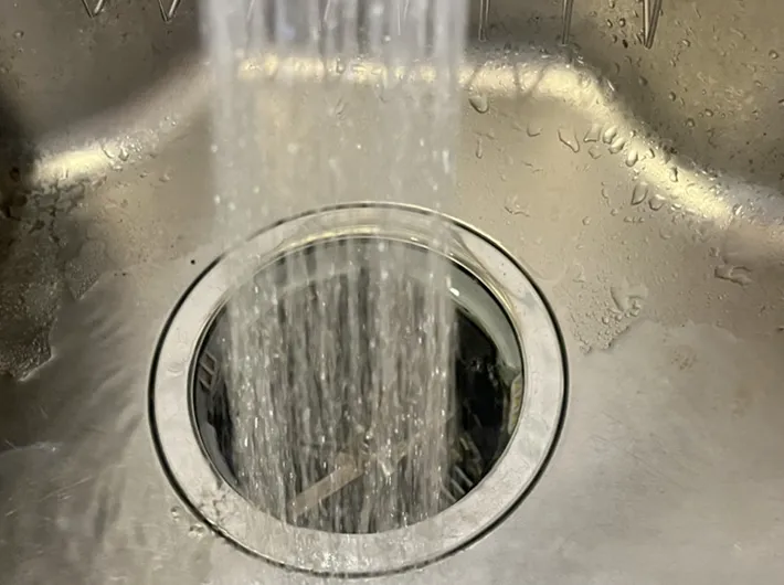 排水口掃除の写真（撮影：grapeライフハック編集部）