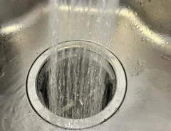 排水口掃除の写真（撮影：grapeライフハック編集部）