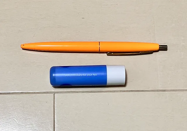 ボールペンとリップクリーム（撮影：grape編集）