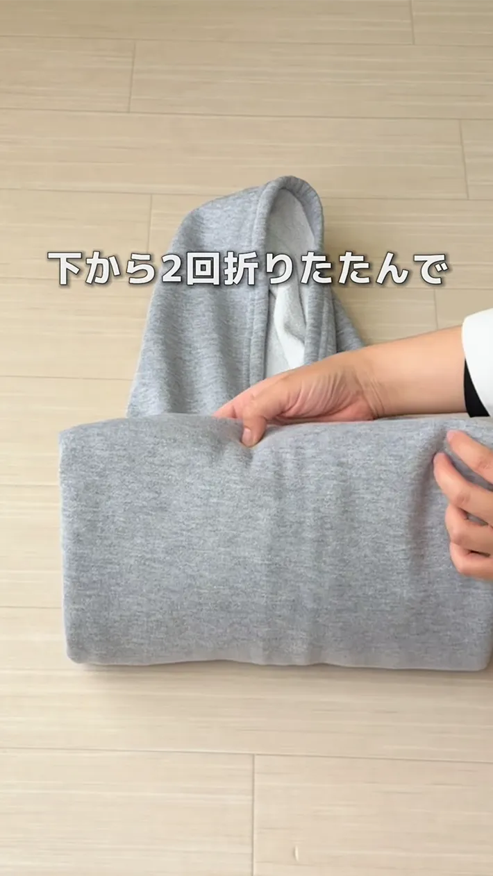 たたまれるパーカーの写真
