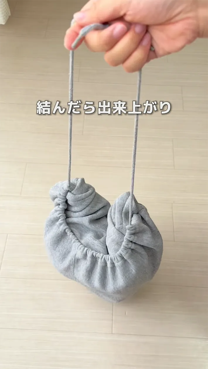 たたんだパーカーの写真