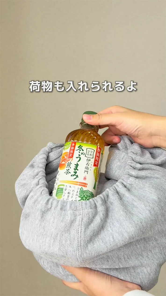 たたんだ状態で、お茶を入れるパーカーの写真