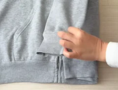 たたまれるパーカーの写真