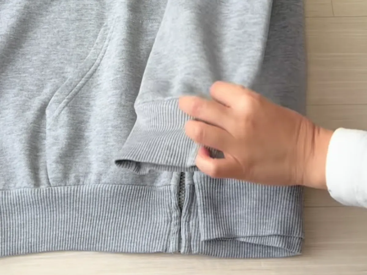 たたまれるパーカーの写真