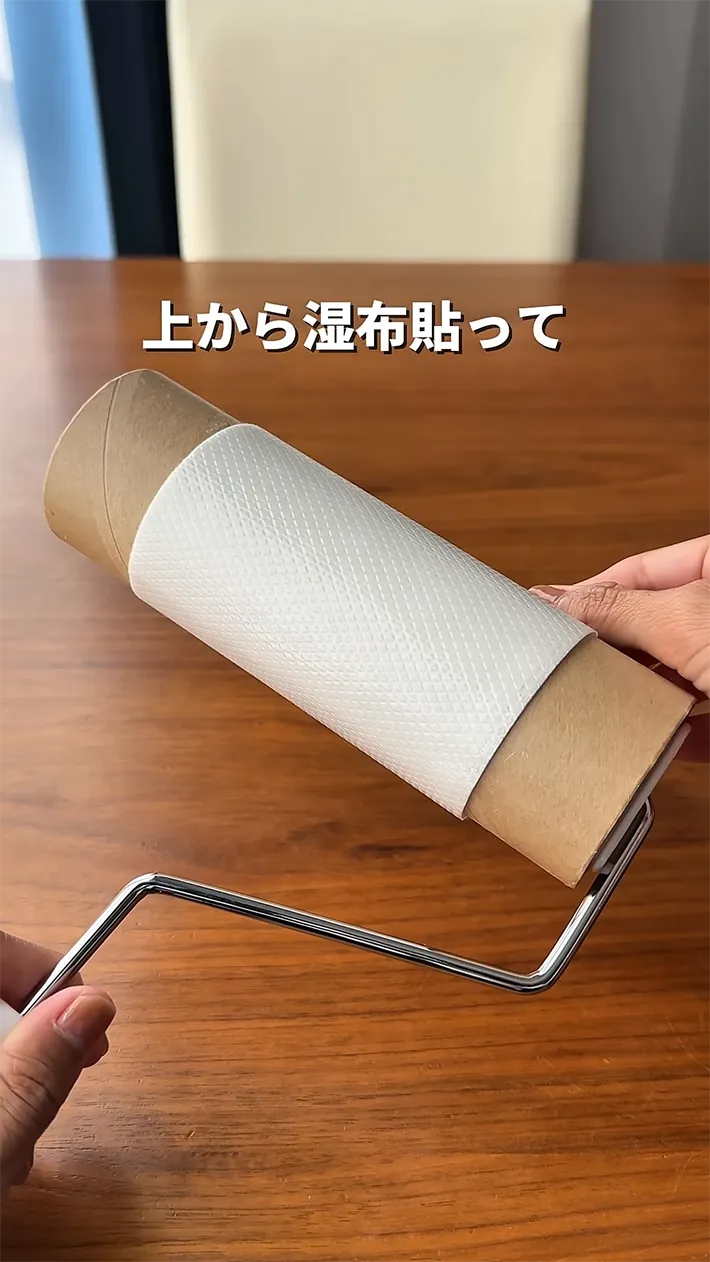 湿布を貼った粘着カーペットクリーナーの写真