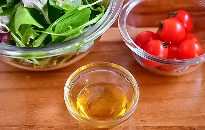 ベビーリーフとミニトマトとオリーブオイルの写真（撮影：小泉明代）