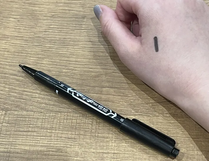 油性ペンのインクがついた手（撮影：grape編集部）