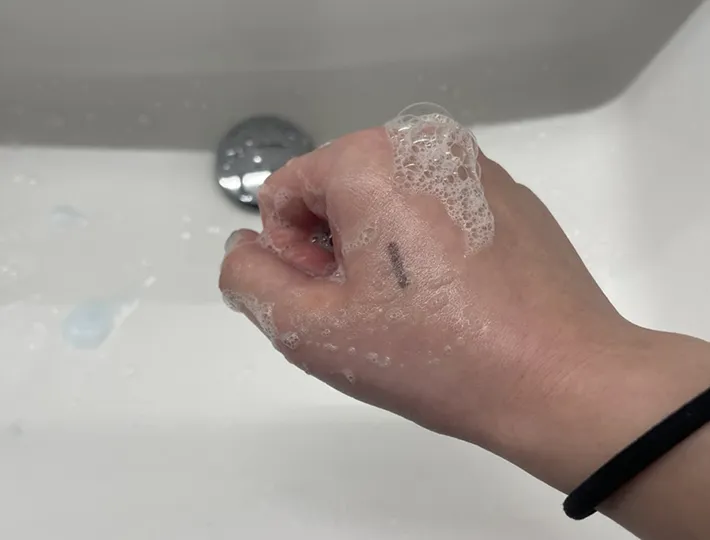 石鹸だけで洗う写真（撮影：grape編集部）