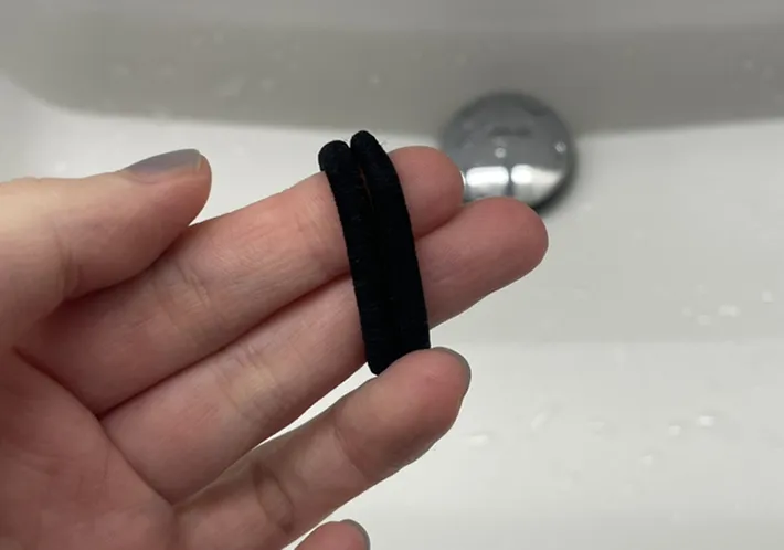 ヘアゴムをつけた指の写真（撮影：grape編集部）