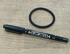 油性のペンとヘアゴムの写真（撮影：grape編集部）