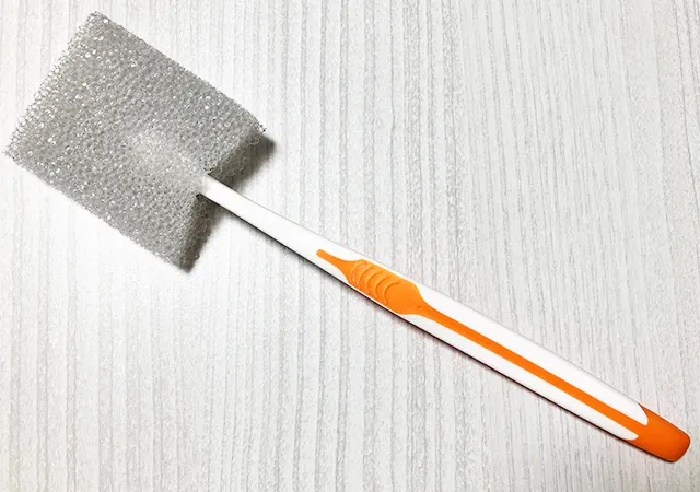 歯ブラシとスポンジ（撮影：grape編集）