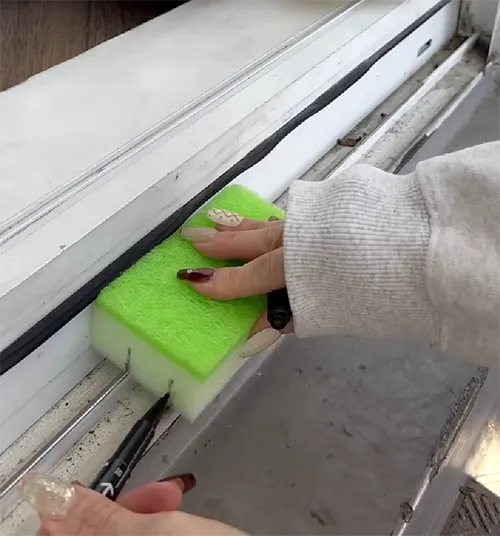 傘を逆さまに持っている人の画像