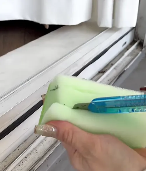 傘を逆さまに持っている人の画像