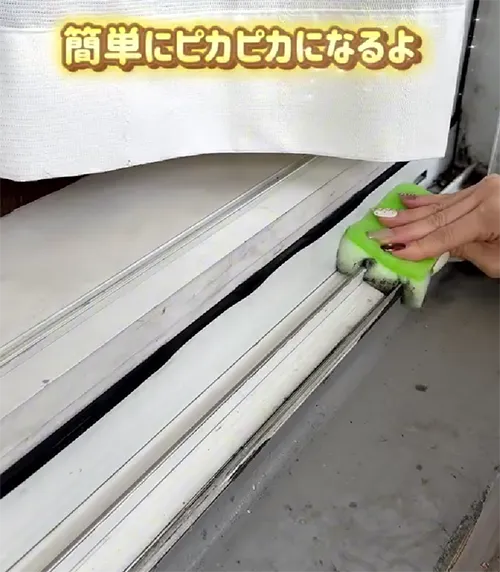 傘を逆さまに持っている人の画像