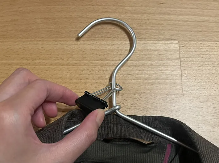 ダブルクリップをつけたハンガーの写真（撮影：grape編集部）