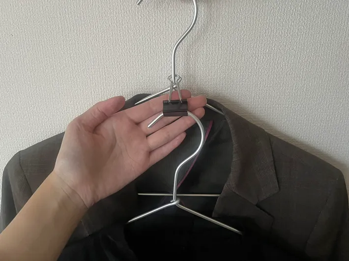 ダブルクリップを通したハンガーの写真（撮影：grape編集部）