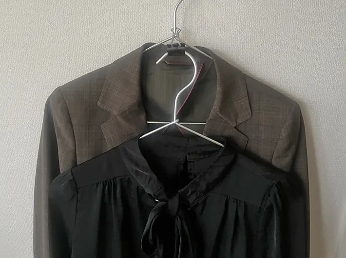 ハンガーにかけた衣類の写真（撮影：grape編集部）