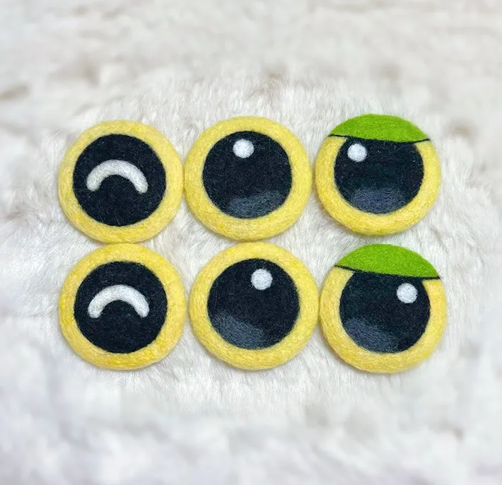 羊毛フェルトで作ったキャタピーの写真