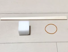 割り箸、輪ゴム、スポンジ（撮影：grape編集部）