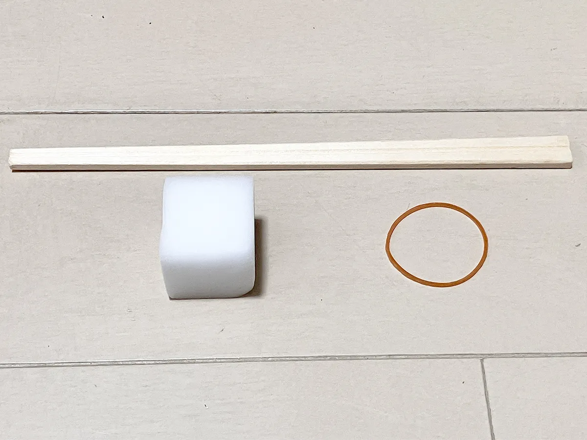 割り箸、輪ゴム、スポンジ(撮影:grape編集部)