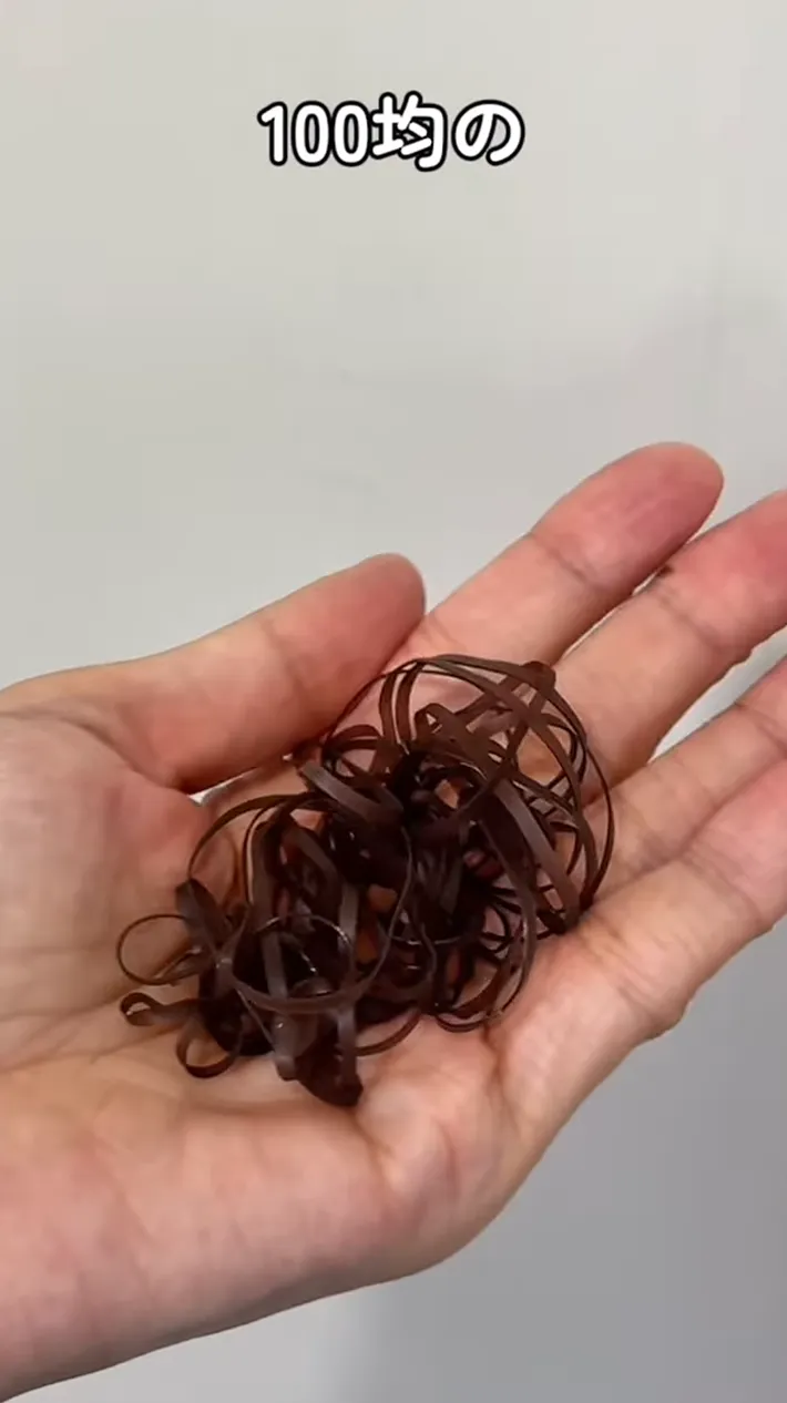 ヘアゴムを手にする写真