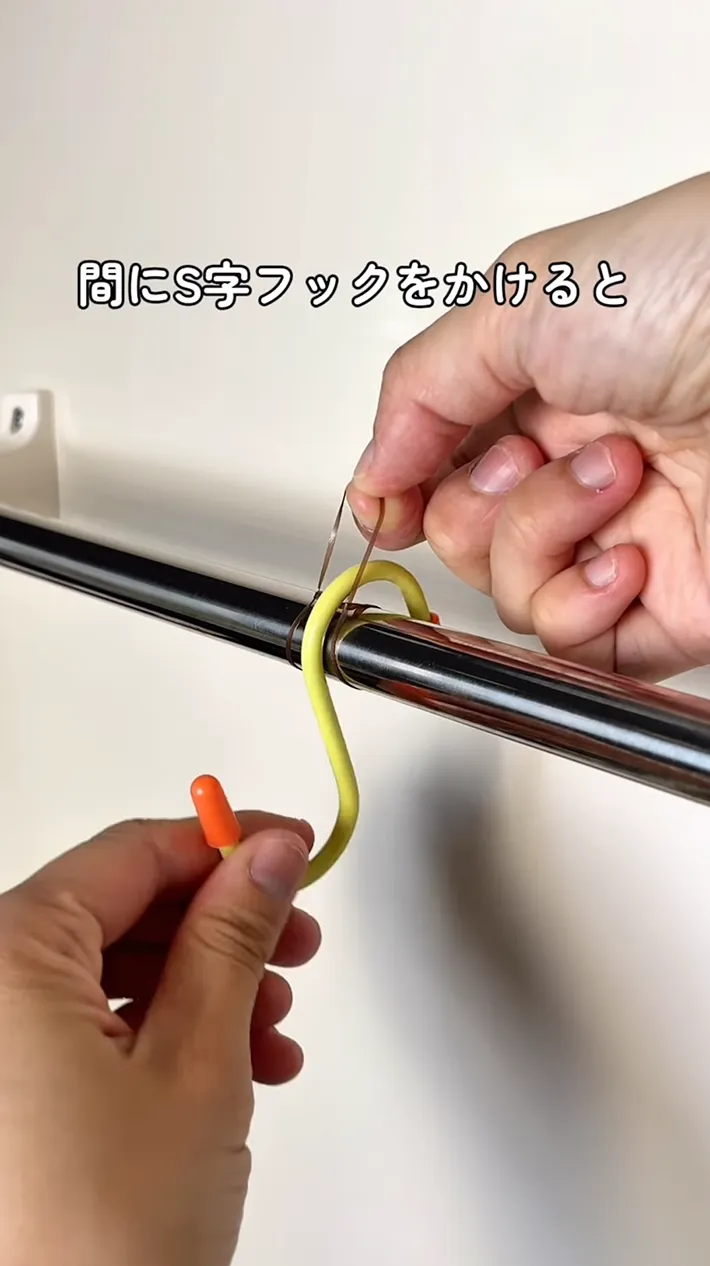 ヘアゴムにS字フックをかける写真