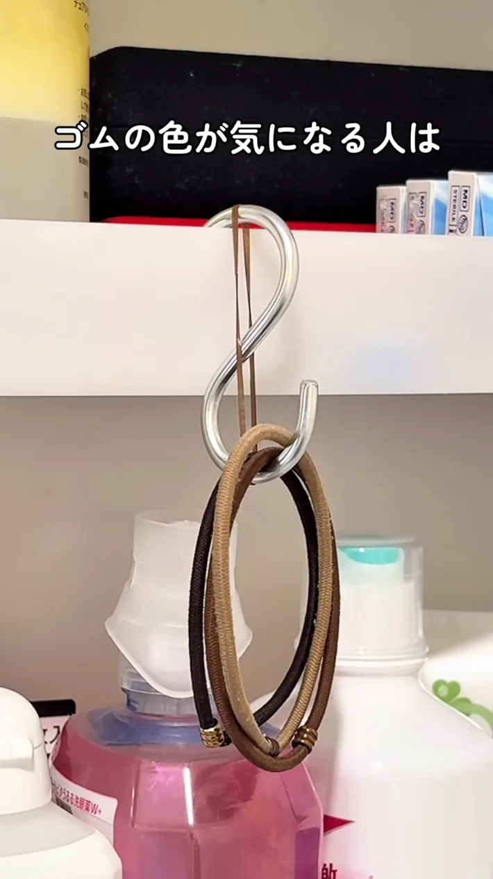 ヘアゴムをかけたS字フックの写真