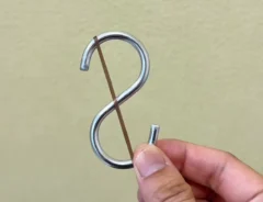 ヘアゴムをつけたS字フックの写真