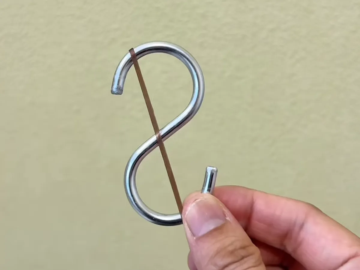 ヘアゴムをつけたS字フックの写真