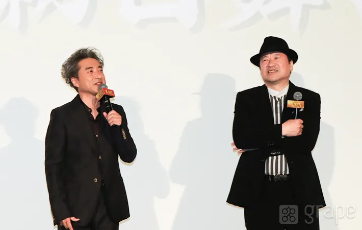 舞台挨拶に登壇したムロツヨシさん（左）と佐藤二朗さんの写真（撮影：grape編集部）