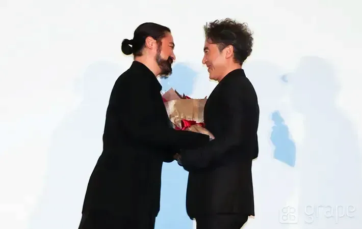 ムロツヨシさん（右）と山田孝之さんの写真（撮影：grape編集部）