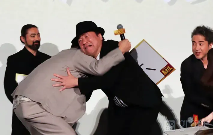 掴み合う佐藤二朗さん（右）と福田雄一監督の写真（撮影：grape編集部）