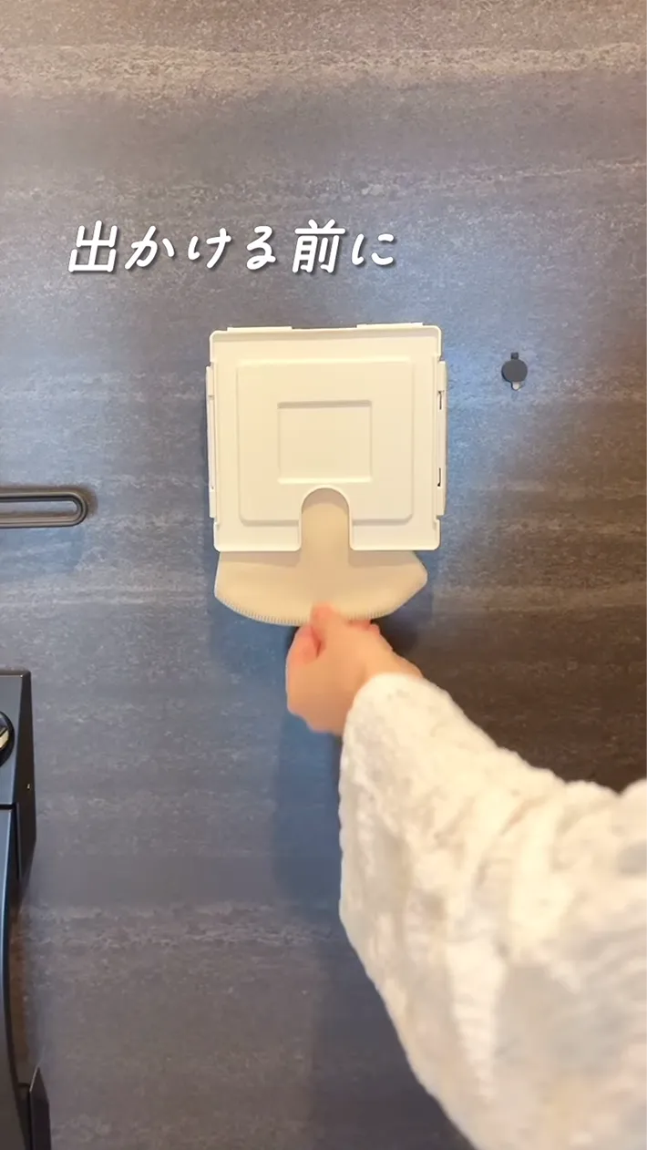 マスクを取り出す女性の写真