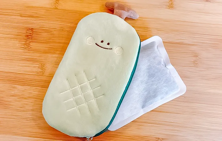 カイロをペンケースに入れる写真（撮影：キジカク）