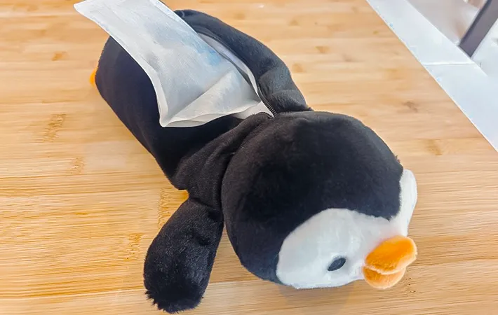 ペンギンのポーチとカイロの写真（撮影：キジカク）