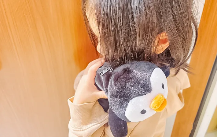 ペンギンのポーチと子供の写真（撮影：キジカク）